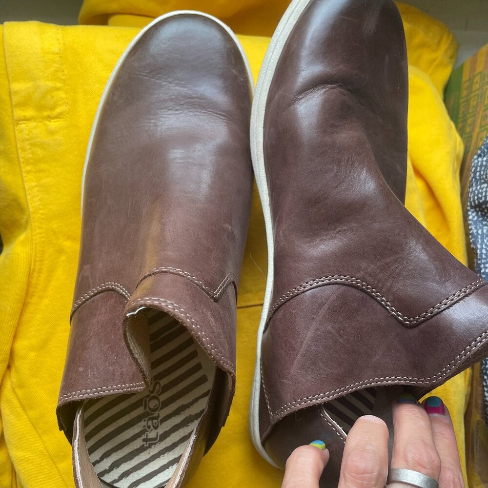 Taos Footwear Unity slip-on bootie in dark brown, size 9